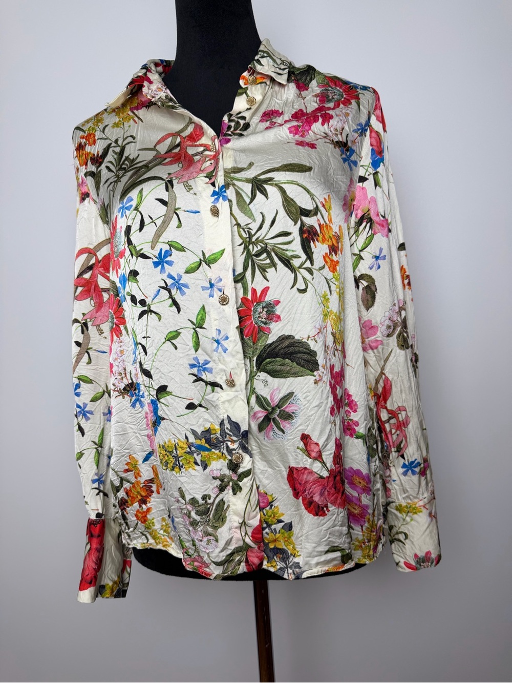 Zara Floral Button-Up Blouse in Cream with Multicolor Floral Print. Size S